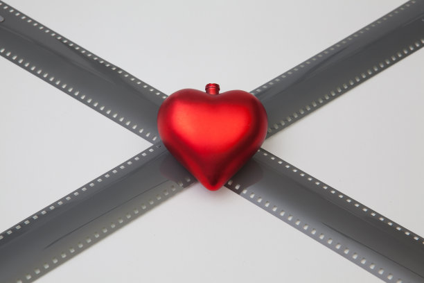 红心和摊开的35毫米胶片条图片下载