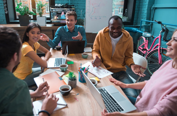 愉快积极的同事喜欢他们的工作图片下载