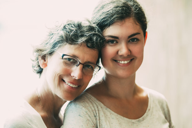 快乐的老母亲和十几岁的女儿的肖像图片下载