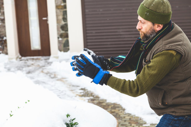 有胡子的人在院子里堆雪球图片下载