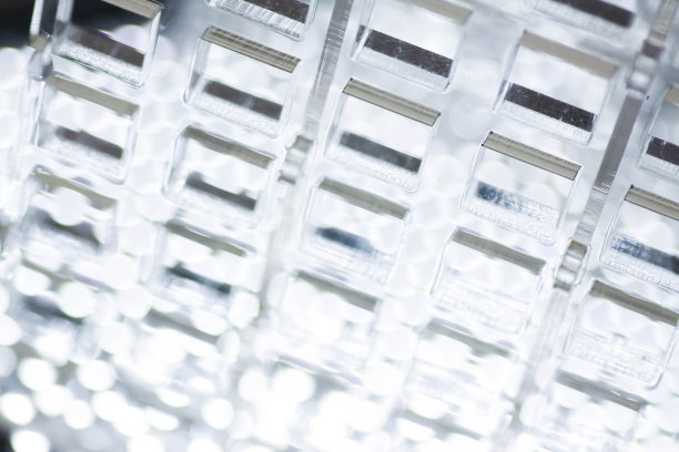 抽象的高科技背景。透明塑料片剪出孔的透明塑料片或玻璃片有机玻璃的激光切割图片下载