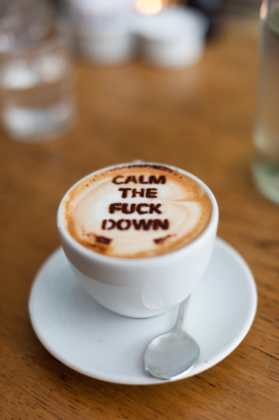 带信息的咖啡。图片下载