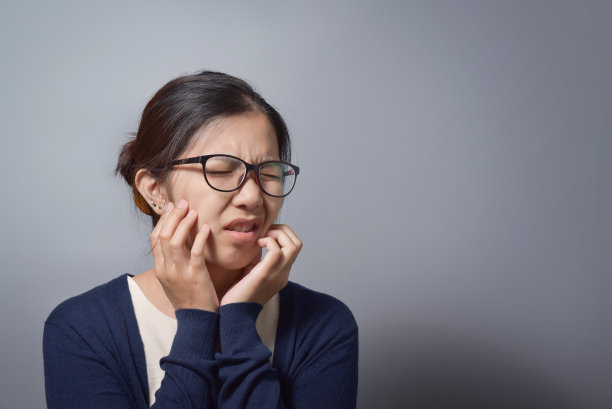 女人感觉牙痛。图片下载