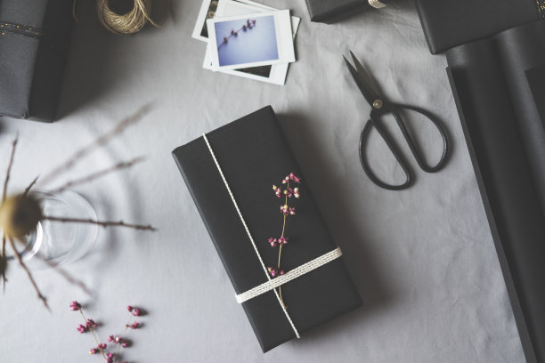 黑色包装的圣诞礼品盒图片下载