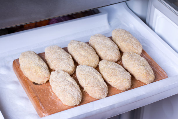 冰柜里的生肉片。冷冻食品。中间产品图片下载