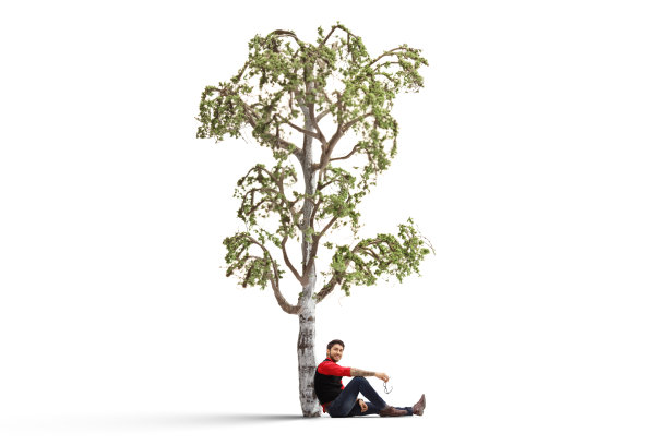 坐在一棵桦树下的文身男子图片下载