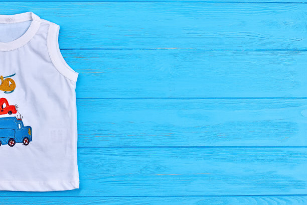 小男孩白色休闲t恤。图片下载