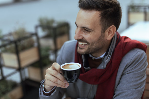 男人在咖啡馆图片下载