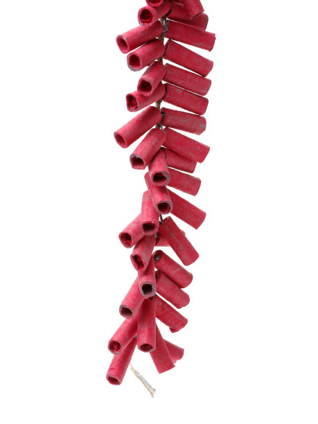 红色爆竹串孤立在白色背景。爆竹图片下载