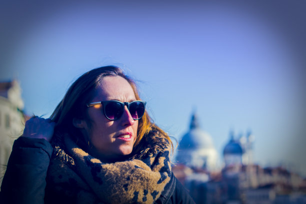 威尼斯的一个女人吐着舌头图片下载