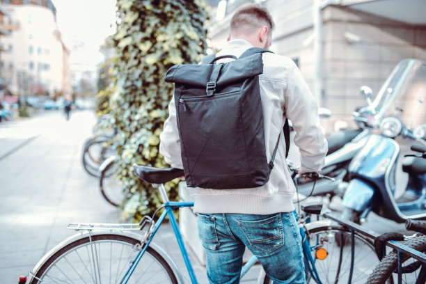 商人环保主义者背着背包骑自行车上班图片下载