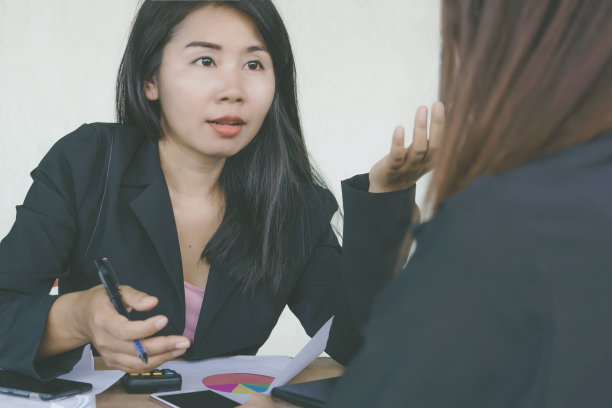 亚洲商业女性与她的团队在会议室谈论和讨论项目图片下载