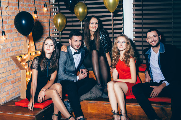 聚会上的一群朋友图片下载