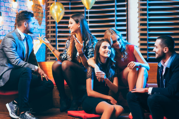 一群享受聚会和乐趣的朋友图片下载