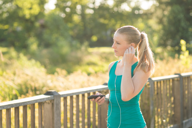 金发慢跑者在开始晨跑前戴上耳塞图片下载