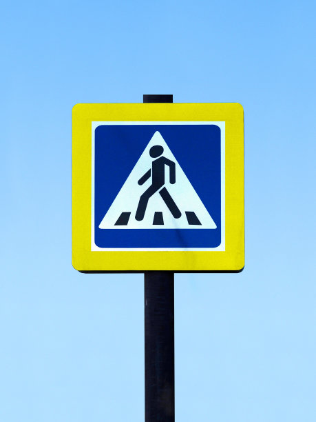 街道上的行人过路标志照片，背景为蓝天，行人过渡图片下载