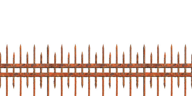 老生锈的锻造栅栏孤立在白色背景上。金属栅栏的形状呈尖峰状，中世纪的围栏，全景图片下载
