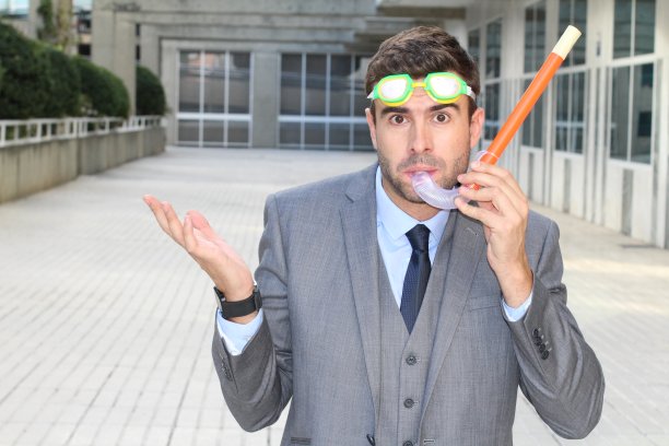 带着水肺潜水设备的忧心忡忡的商人图片下载