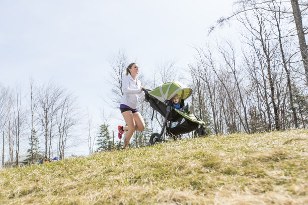 妈妈在做训练，带着宝宝慢跑图片下载