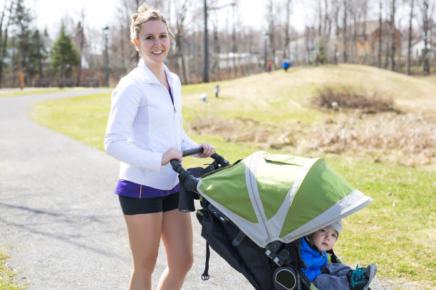 妈妈在做训练，带着宝宝慢跑图片下载
