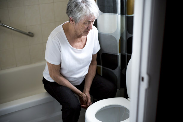 退休妇女在洗手间摔倒了图片下载