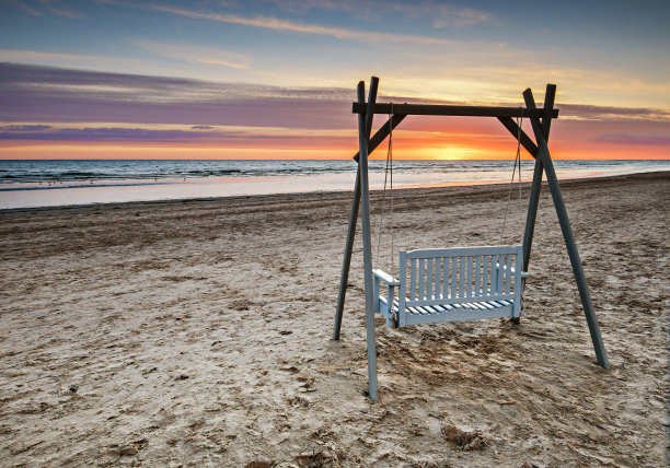 波罗的海沙滩上五颜六色的日落图片下载