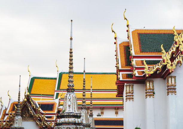 泰国曼谷卧佛寺色彩鲜艳的屋顶图片下载