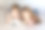 男孩和女孩和小猫在床上。图片下载
