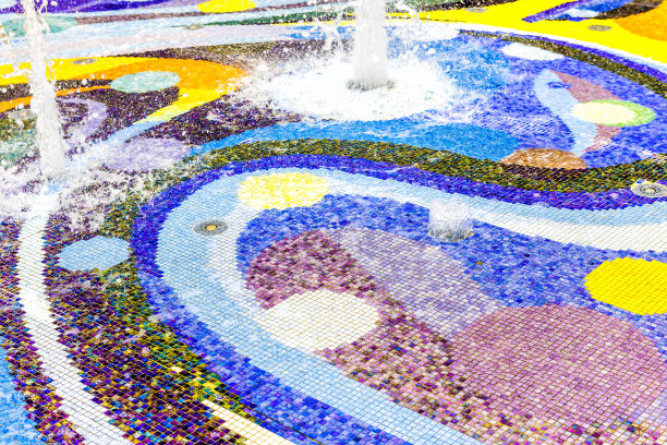 抽象背景的彩色紫色，蓝色，绿色和黄色瓷砖马赛克在喷泉图片下载