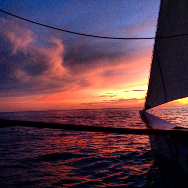 火红的日落在传统的paraw图片下载