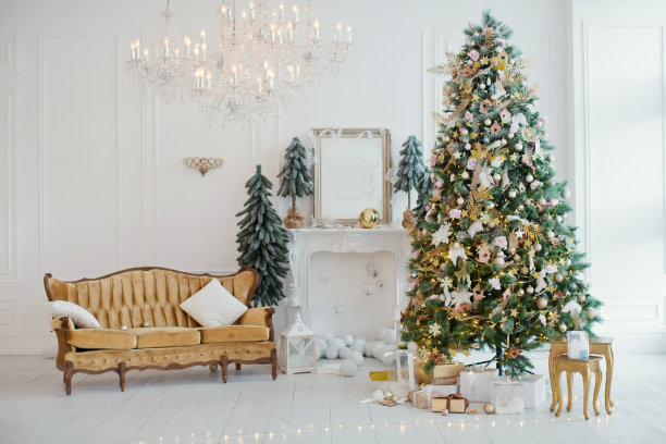 用金色装饰的圣诞树图片下载