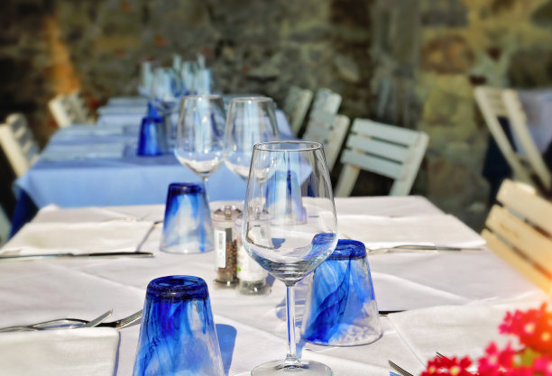 Manaarola餐厅俯瞰风景优美的地中海湾图片下载