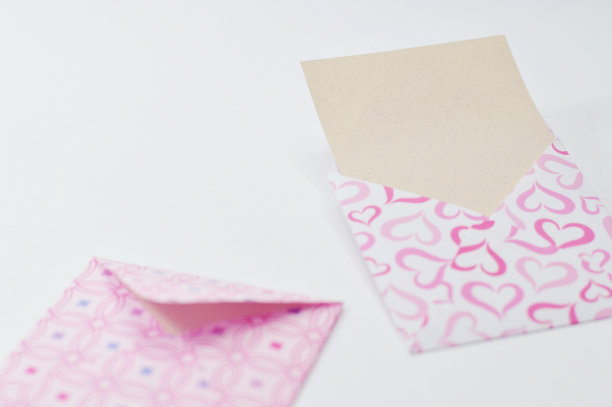 贴着便条的装饰小信封图片下载