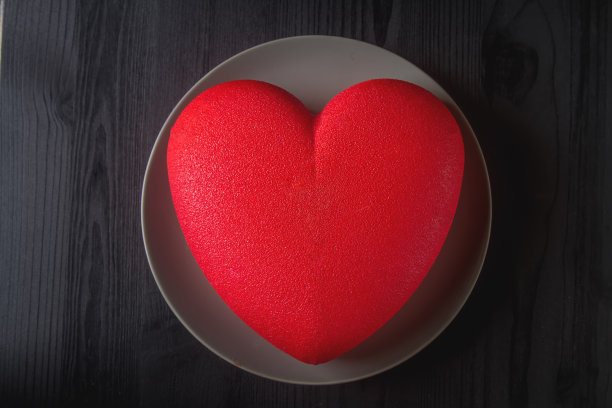 令人愉快的，豪华的慕斯蛋糕在形式的心脏。2月14日是情人节。图片下载