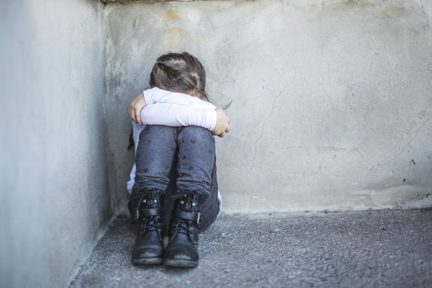 六岁的女学生来到校园图片下载