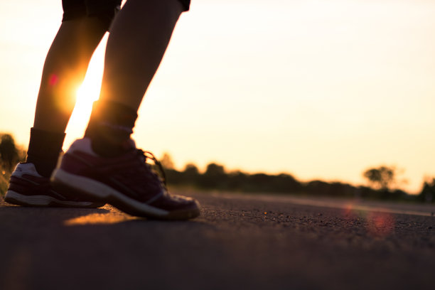 在健康的道路上奔跑的脚丫子和胜利者图片下载