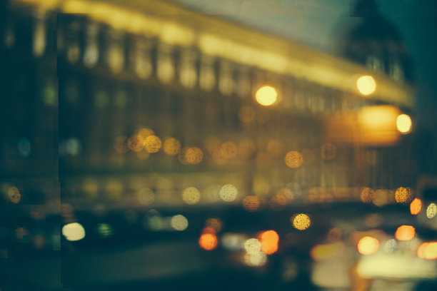 雨落在车窗上图片下载