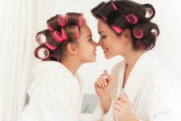 妈妈教小女儿化妆。图片下载