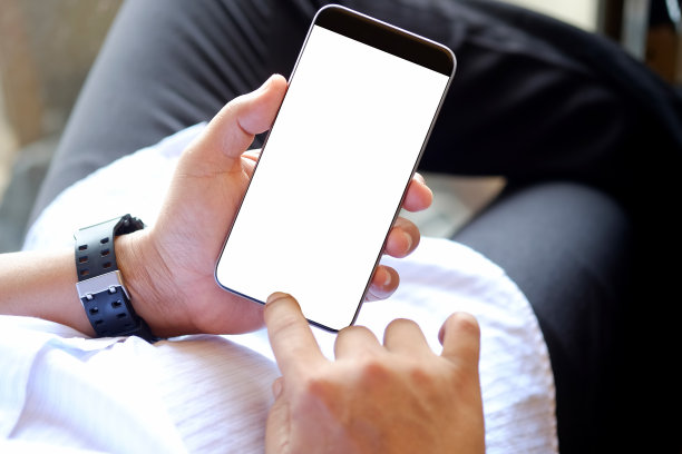 肩扛式视角：使用智能手机空白屏幕进行图形显示蒙太奇的人在放松图片下载