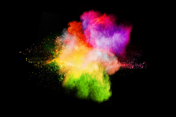 在黑色背景上喷洒彩色粉末。图片下载