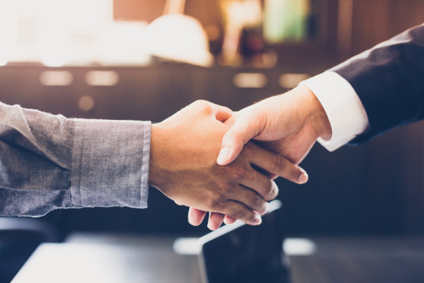 亚洲商人们微笑着握手表示同意签订合同并结束会议图片下载