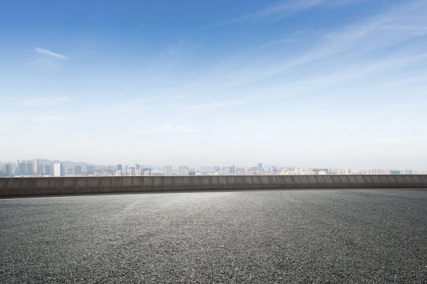 空旷的柏油路与现代城市景观在雾天素材图片