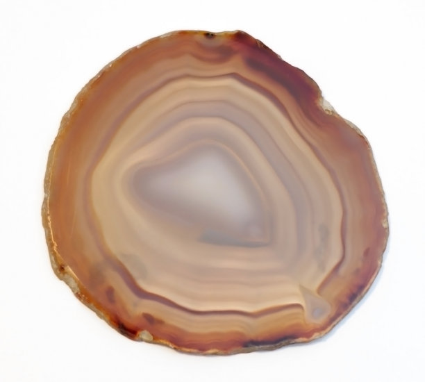 充满活力和光泽的玛瑙岩石片孤立在白色的背景图片下载