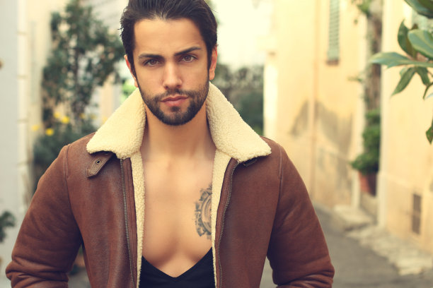 穿着时尚服装的时尚男士图片下载