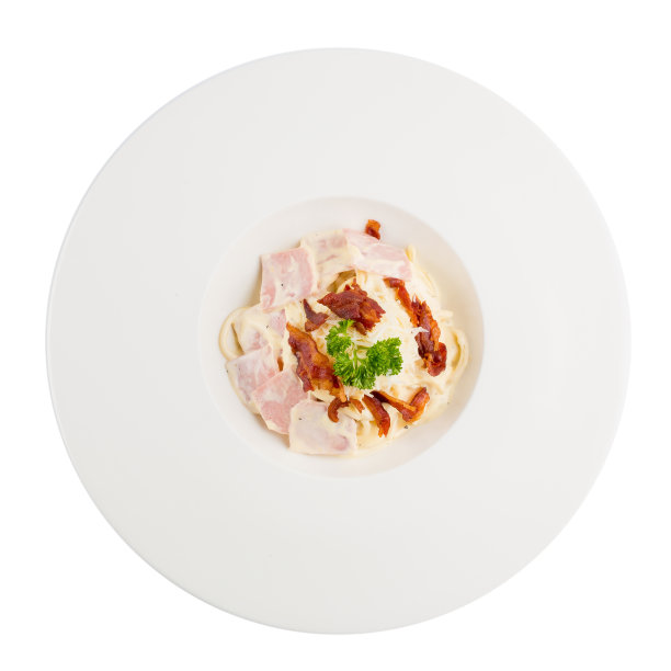 奶油意大利面放在白色盘子上，白色背景上图片下载