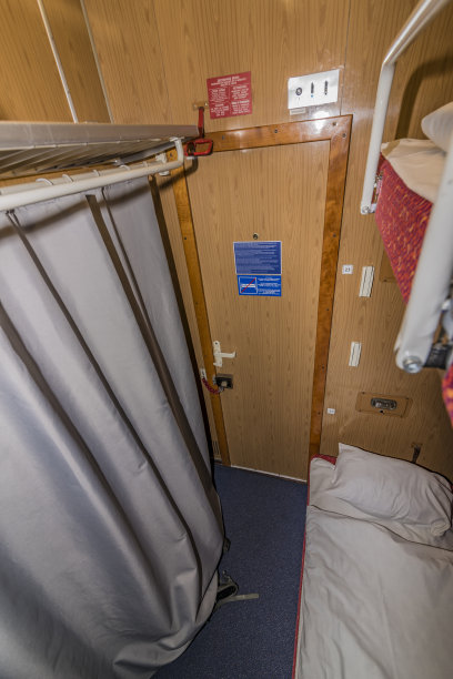 夜间列车内部配备床和洗脸盆图片下载