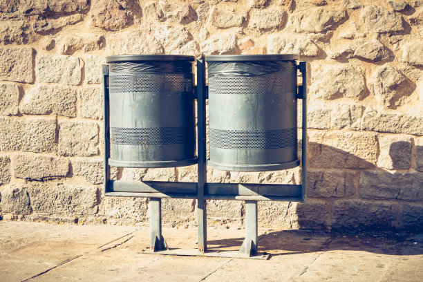 街上有两处绿色金属公共垃圾图片下载