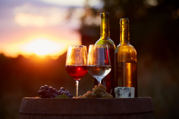 日落时分，两杯酒配上食物图片下载