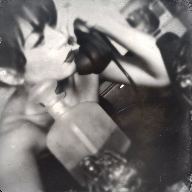 用旧电话的年轻女人图片下载