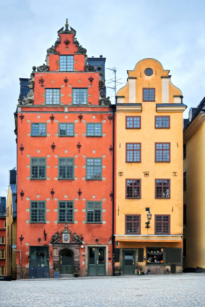 这对夫妇的房子在广场上，铺着鹅卵石的斯德哥尔摩老城——格拉斯坦。瑞典。图片下载